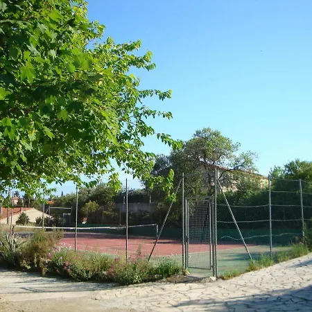 Apartment Leucate,cadre Arbore,ombrage,sous Les Cypres
